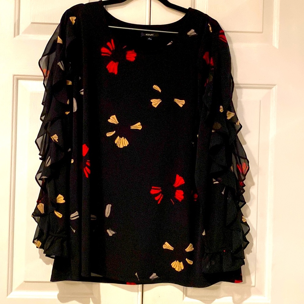 XL; 🖤 blouse w/beautiful lace detail on sleeves